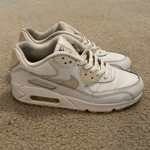White Nike Air Max 90